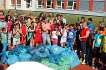 Patnáctileté výročí partnerské spolupráce oslavili ZŠ praktická Domažlice a Schule am Regenbogen Cham záslužnou charitativní akcí.