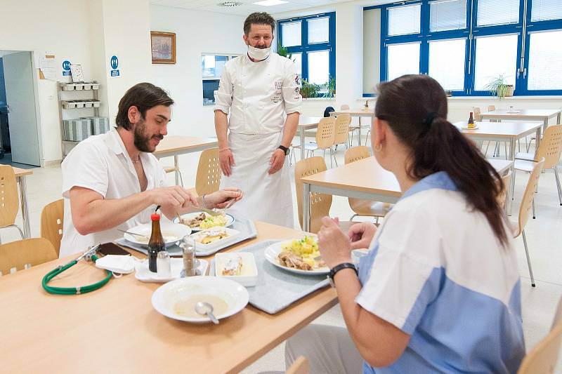 Národní tým kuchařů a cukrářů ve středu uvařil tříchodové menu pro domažlické zdravotníky i pacienty.