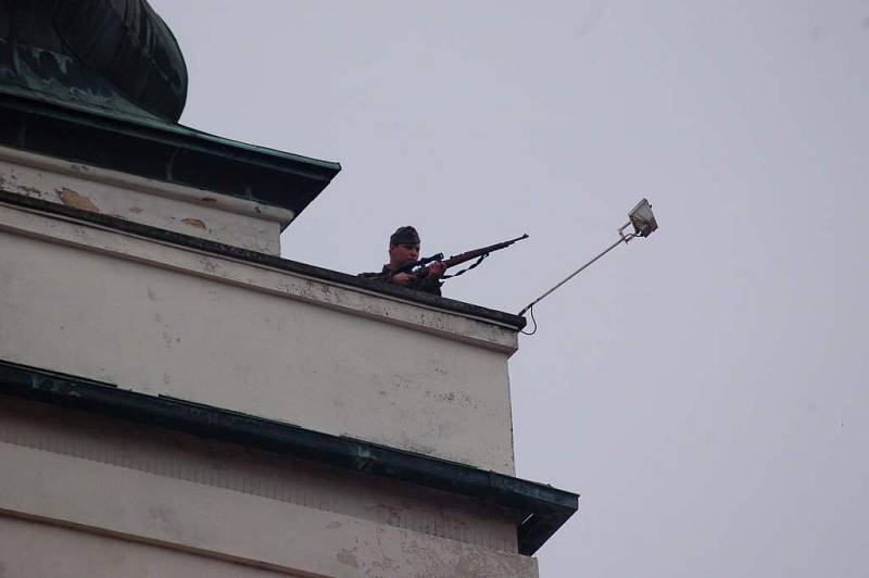 Z dobové ukázky bitvy německých a amerických vojáků v centru Horšovského Týna.