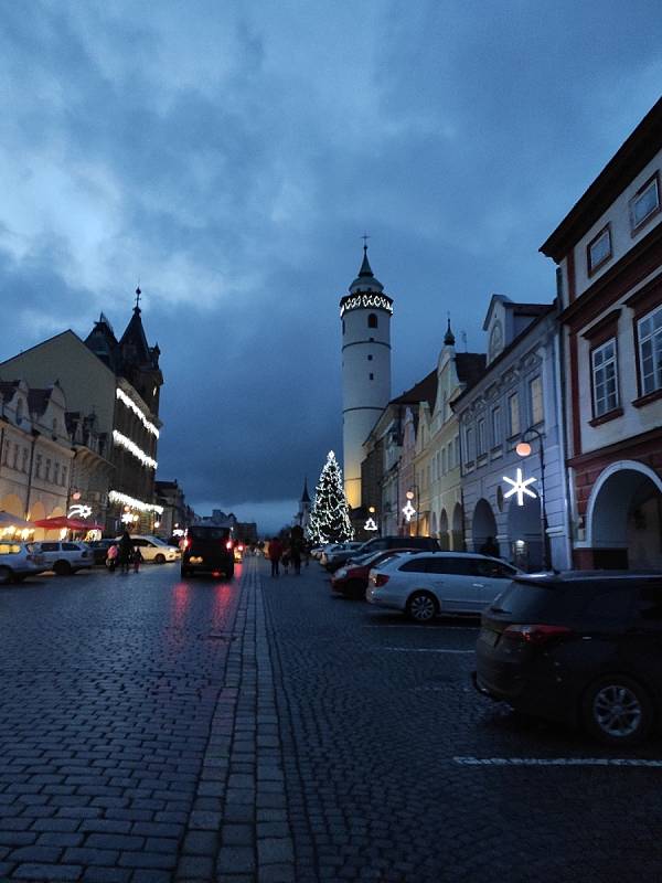 Rozsvícení vánočního stromku na náměstí Míru se uskutečnilo v sobotu před 17. hodinou.