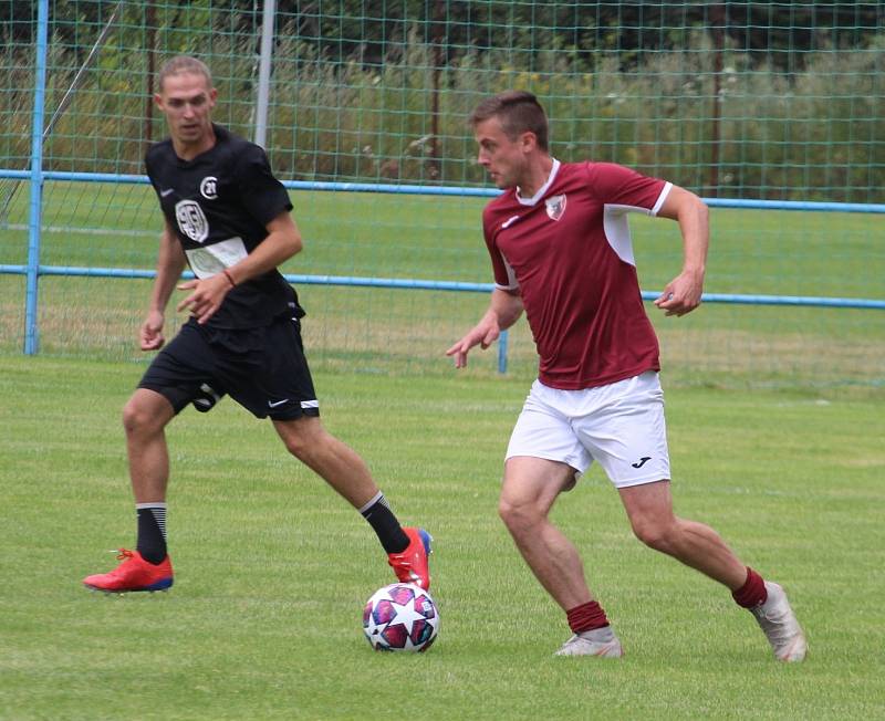 Pouťový fotbal v Postřekově: Sokol Postřekov (červení) - SIGIteam (černí) 5:9.