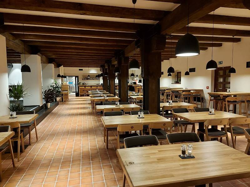 Prostory restaurace v domažlickém pivovaru.