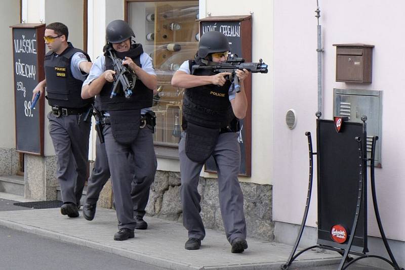 Cvičný policejní zásah v restauraci Zubřina.