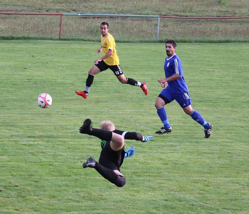 OBLASTNÍ I.B TŘÍDA: SK Krchleby 1921 (v modrém) - Sparta Dlouhý Újezd (ve žlutém) 2:4 (2:4).