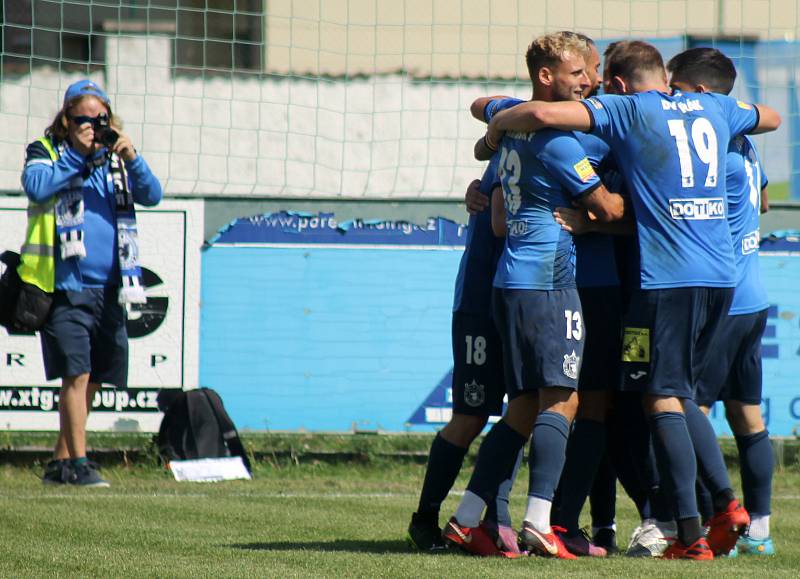 1. kolo FORTUNA ČFL, skupina A - 2022/2023: FK Loko Vltavín - TJ Jiskra Domažlice (hráči v modrých dresech) 1:2 (0:1).