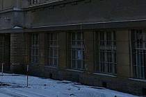 Základní škola v Poběžovicích stojí v Masarykově ulici, která má projít letos rekonstrukcí. Okolí školy tak bude zároveň bezpečnější.