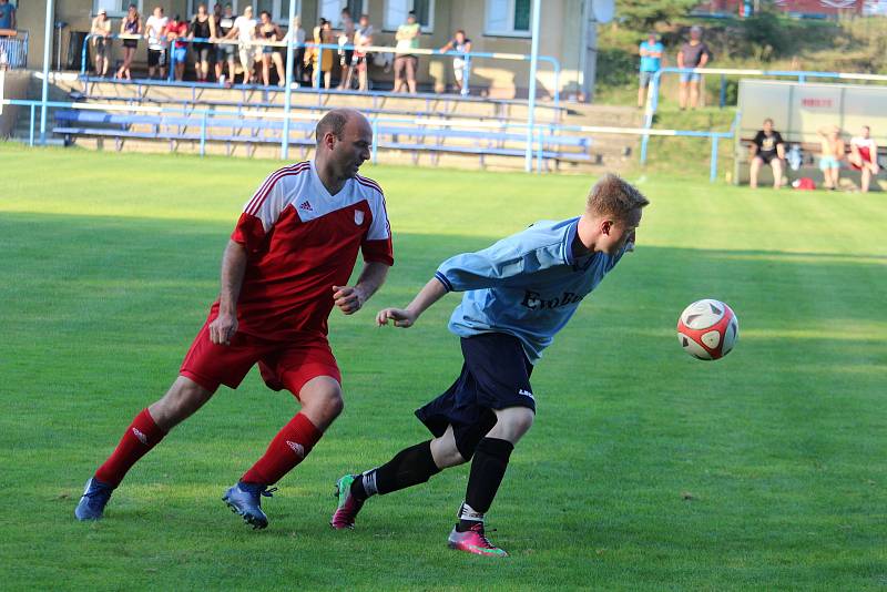 FK Holýšov B (v modrém) - Sokol Osvračín (v červeném) 2:2, na penalty 2:4.