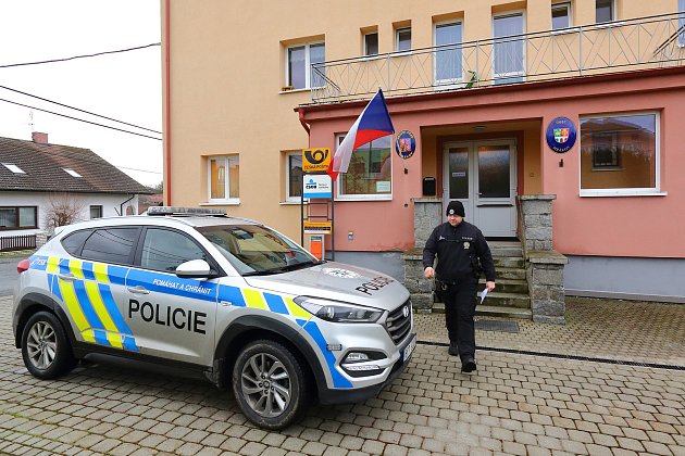 Policisté z místního oddělení v Domažlicích kontrolují volební okrsek v Mrákově. Policie ČR pravidelně dohlíží na bezproblémový průběh voleb.