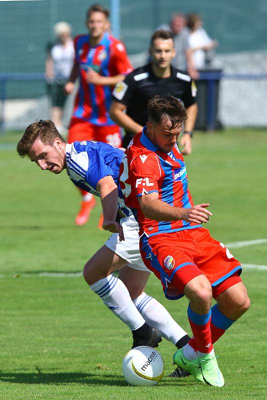 Fotbalisté Domažlic (na archivním snímku hráči v modrobílých dresech) prohráli na hřišti Benešova 3:5.