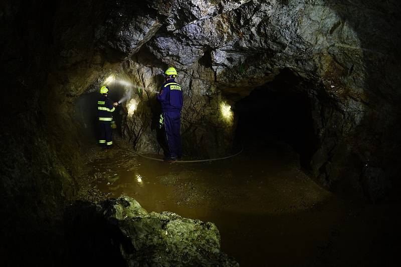 Unikátní důl na slídu v Domažlicích. S čištěním před jeho otevřením pomáhali tamní hasiči.