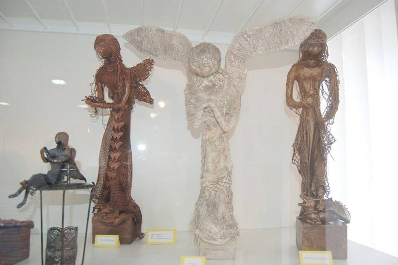 Vernisáž výstavy látkových soch ve Kdyni