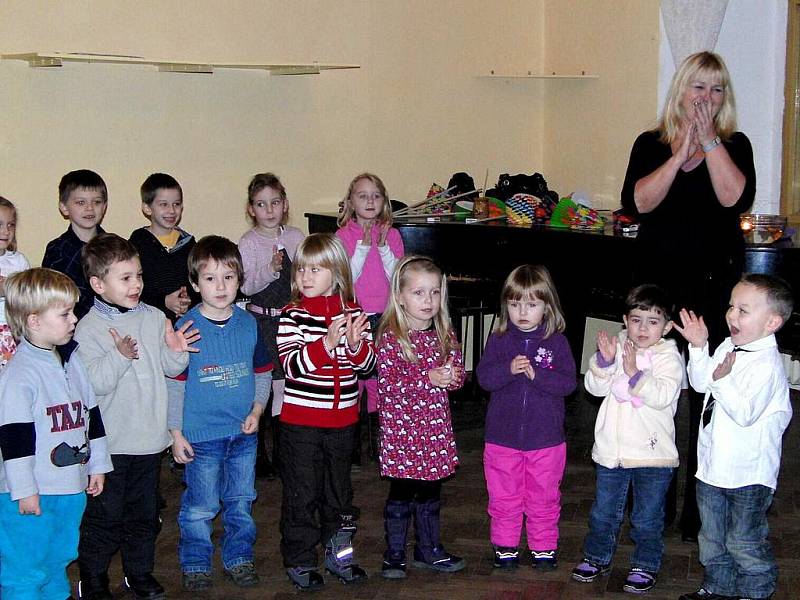 Mateřská škola Trhanov měla v tamním zámku vánoční besídku.