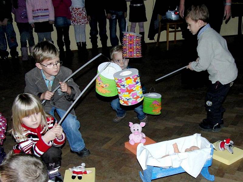 Mateřská škola Trhanov měla v tamním zámku vánoční besídku.