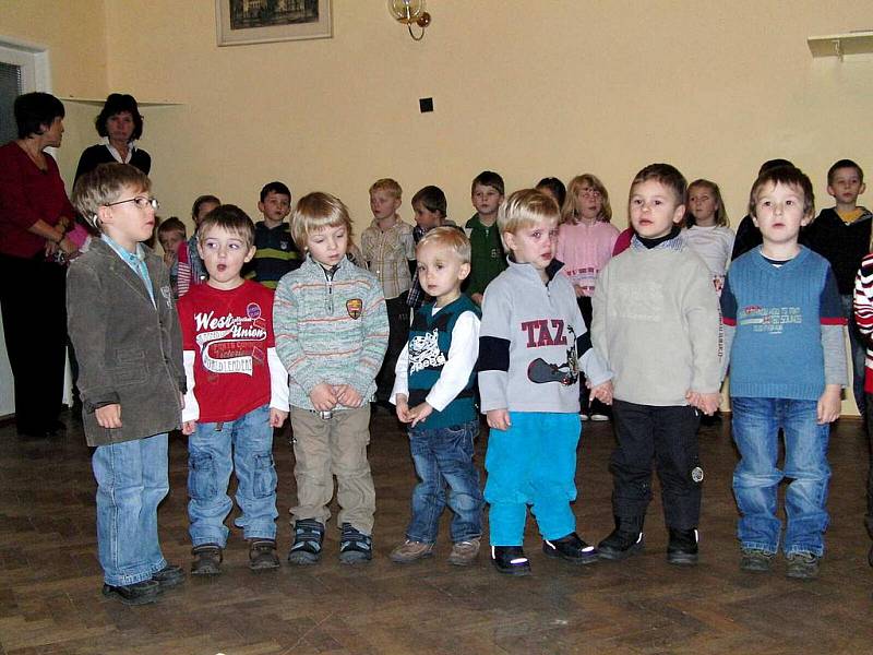Mateřská škola Trhanov měla v tamním zámku vánoční besídku.