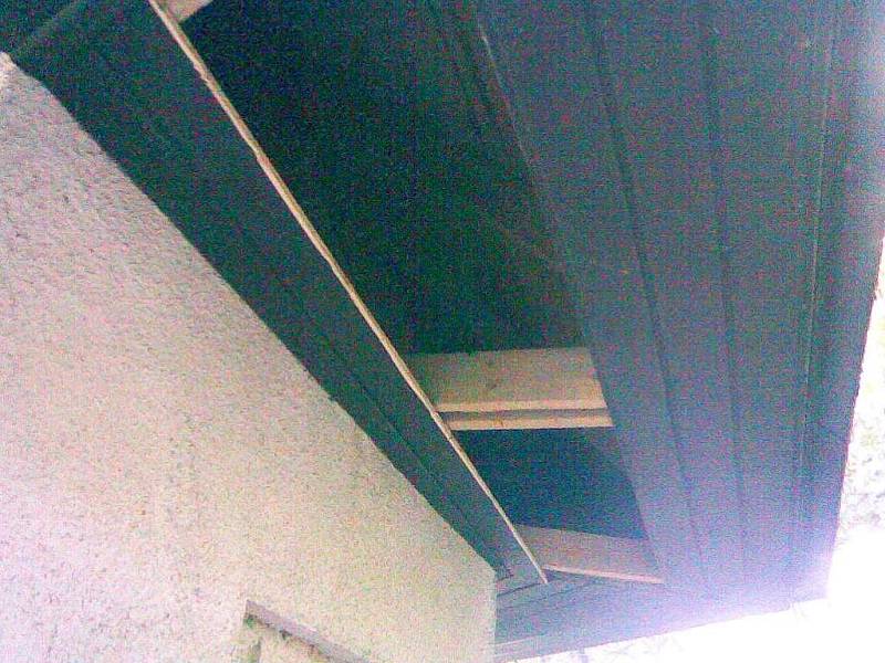 Zloděj se marně pokoušel dostat do vodárny skrz střechu, kde vylámal dřevěné podhledy.