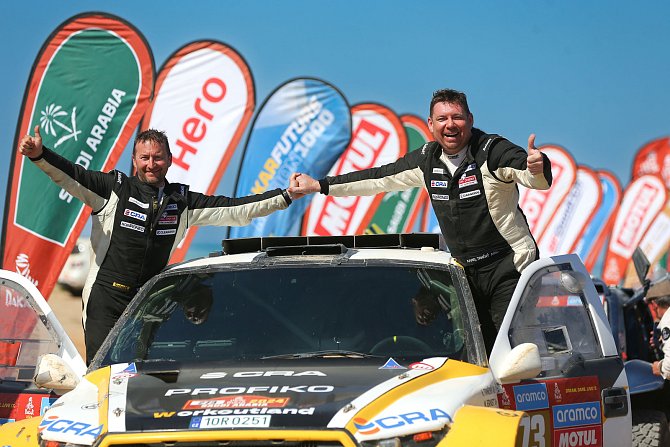 Česká posádka Karel Trněný - Michal Ernst v cíli 46. ročníku Rallye Dakar.