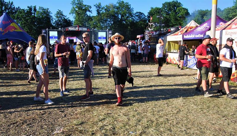 Největšími taháky třetího dne holýšovského festivalu Pekelný ostrov byly bezesporu Tři sestry, němečtí U.D.O. nebo kapela Harlej. Velký ohlas sklidil i všestranný umělec Jaroslav Uhlíř. Jako jeden z mála českých hudebních festivalů se Pekelný ostrov zaměř