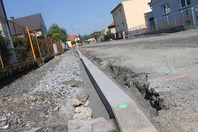 Výkopové práce byly poměrně rozsáhlé. Místní však nové povrchy silnic a chodníků jistě uvítají.