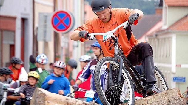 MISTROVSTVÍ ČR V HORŠOVSKÉM TÝNĚ. Centrum H. Týna se na dva dny proměnilo v jedno velké závodiště. Na umělých překážkách se tam představili nejlepší čeští biketrialisté.