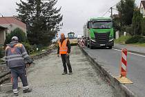 Opravy silnice první třídy mezi Kdyní a Brnířovem už začaly. Řidiči musejí v místě počítat se zdržením.