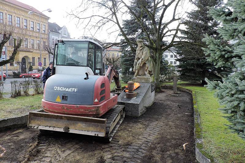 ÚPRAVA PARČÍKŮ probíhá již od začátku roku na kdyňském náměstí. Cílem je taková úprava, jejíž podoba bude působit důstojně.