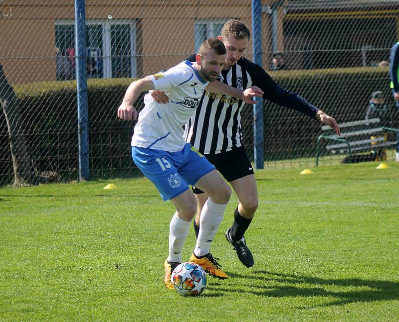 Fotbalisté TJ Jiskra Domažlice (na archivním snímku hráči v bílých dresech) prohráli v neděli dopoledne na hřišti příbramského béčka 0:2.