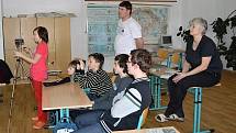 Bělští školáci se učili v rámci projektu filmovat. Do tajů je zasvětili poběžovičtí učitelé Hana Teplá a Petr Lehner.