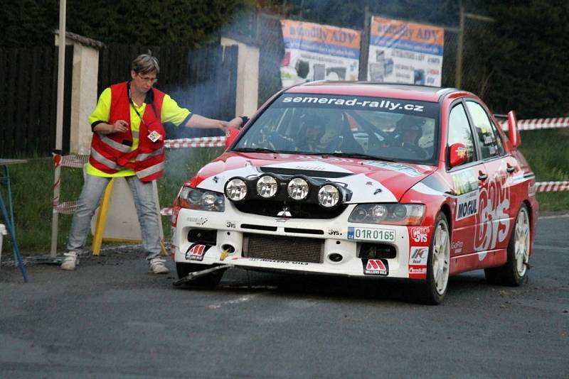 Cíl jedné rychlostní zkoušky byl opět na Hájovně u Kdyně. A vozy WRC přilákaly mnohem víc diváků než v předešlých letech. Auta diváků stála až do staré Kdyně.