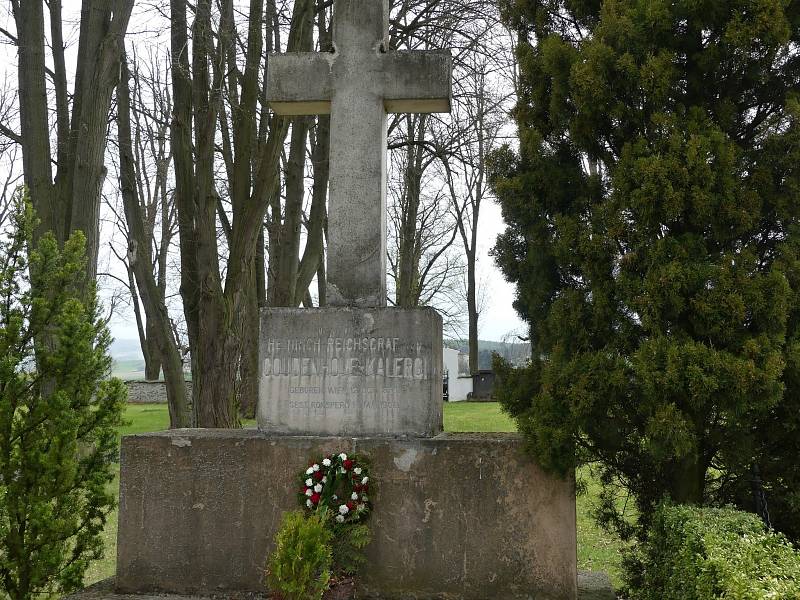 Letošní zastavení u hrobu Heinricha Coudenhove - Kalergi, letos v květnu uplyne 115 let od úmrtí hraběte.