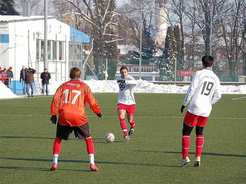 K několika bavorským celkům, které absolvují zimní přípravu na domažlické Střelnici, patří 1. FC Bad Kötzting. Minulý týden se tu Velkoborský, Kotáb a spol. utkali se Slavojem Koloveč (1:0) a v sobotu vyzvali Holýšov (5:0).