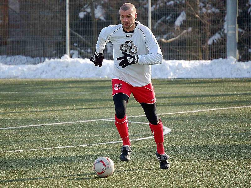 K několika bavorským celkům, které absolvují zimní přípravu na domažlické Střelnici, patří 1. FC Bad Kötzting. Minulý týden se tu Velkoborský, Kotáb a spol. utkali se Slavojem Koloveč (1:0) a v sobotu vyzvali Holýšov (5:0).