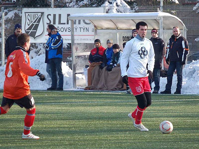 K několika bavorským celkům, které absolvují zimní přípravu na domažlické Střelnici, patří 1. FC Bad Kötzting. Minulý týden se tu Velkoborský, Kotáb a spol. utkali se Slavojem Koloveč (1:0) a v sobotu vyzvali Holýšov (5:0).