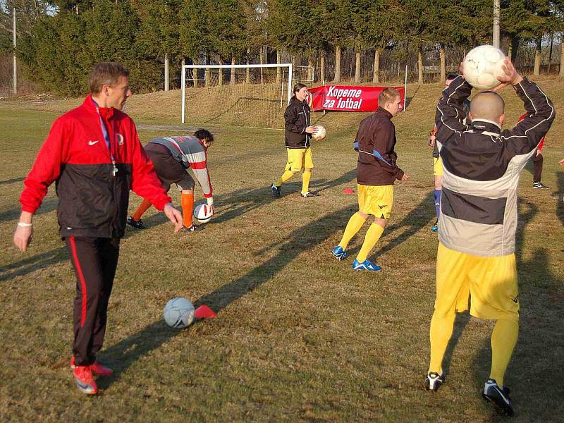 Trenéři Sparty Praha v Tlumačově na tréninku místních fotbalistů.