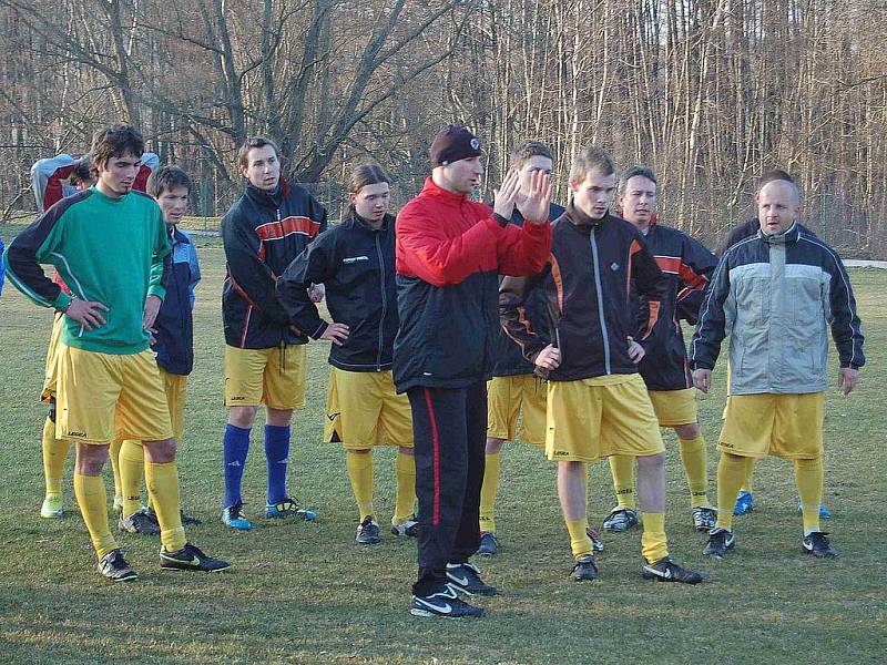 Trenéři Sparty Praha v Tlumačově na tréninku místních fotbalistů.