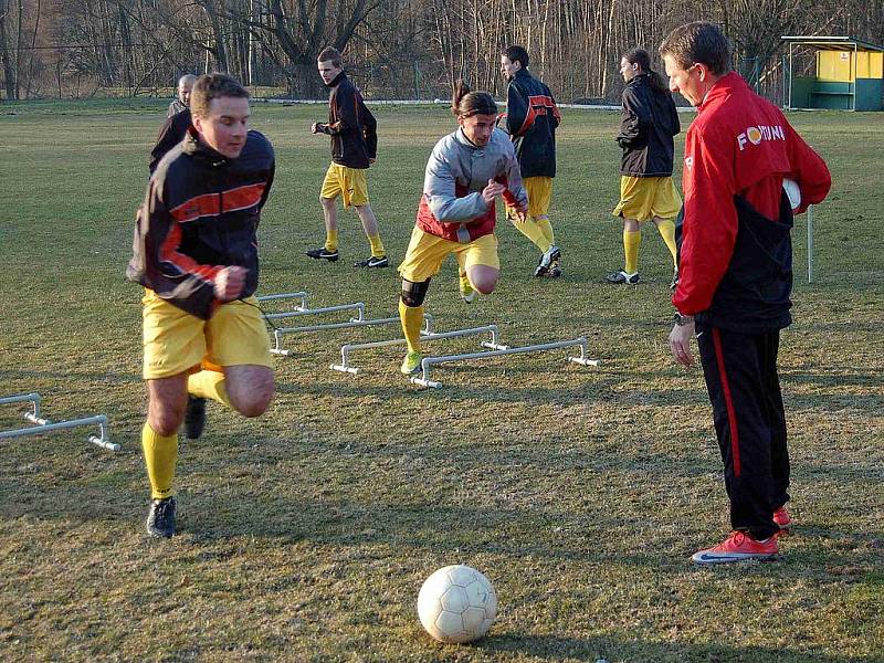 Trenéři Sparty Praha v Tlumačově na tréninku místních fotbalistů.