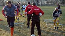 Trenéři Sparty Praha v Tlumačově na tréninku místních fotbalistů.