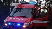 Za zásahu dobrovolných hasičů z Chudenic, ktří pomáhali s odstraněním stromu v Černíkově.