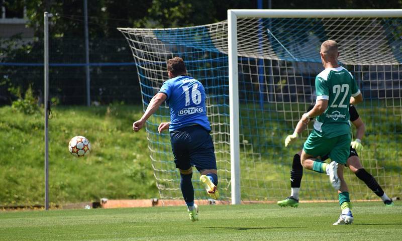 Domažlice (na snímku v modrém dresu) v přípravě béčko Bohemians porazily. Podaří se jim to i v neděli v ČFL?