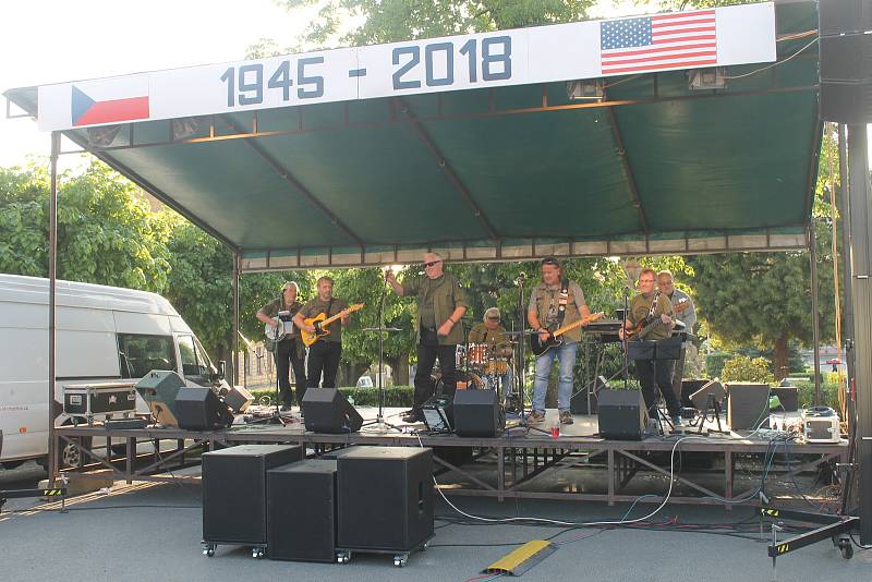 Vystoupila skupina Brass Band z Rakovníka a legendární Taxmeni. Konečnou tečku udělal ohňostroj.