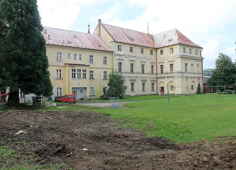 Zámek v Trhanově pocházející z druhé poloviny 17. století vlastní obec. Ta opakovaně žádá o dotace, aby ho mohla kulturní památku kompletně opravit.