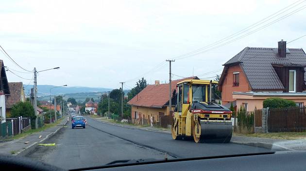 Polovina průtahu Draženova byla včera večer pokryta základním ´kobercem´.