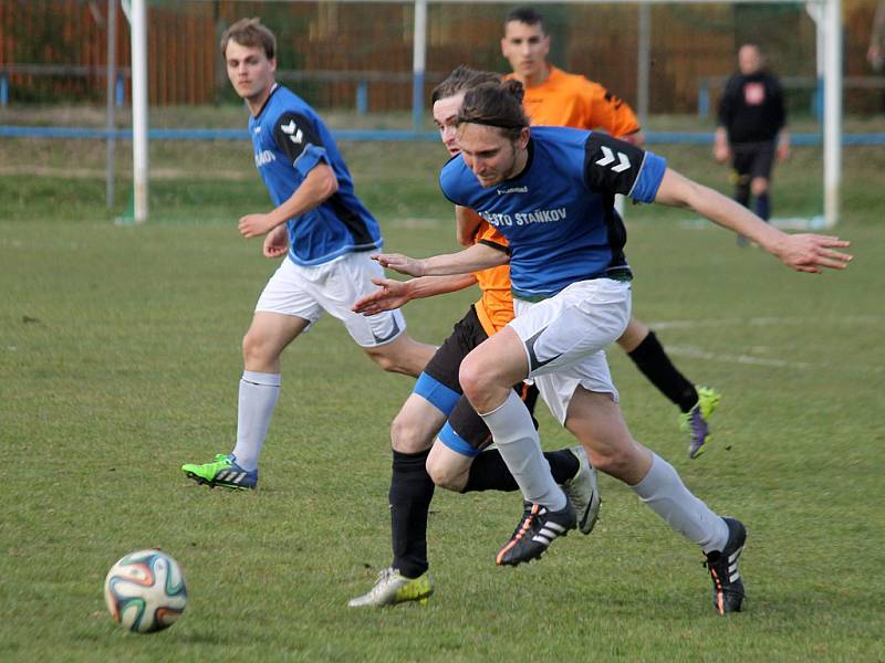 Martin Brychcín v dresu FK Staňkov v souboji o balon.