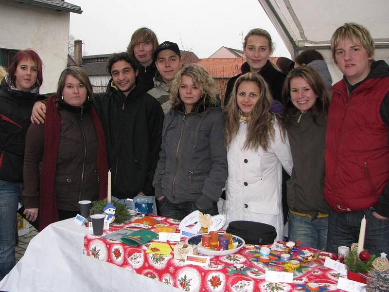 Studenti prodávali na Vánočním jarmarku své výrobky.