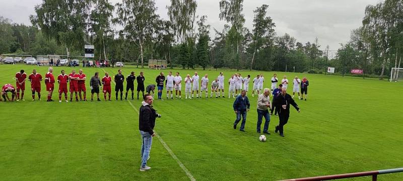 Přátelský zápas mužstva Real Top Praha a SK Krchleby skončil 7:1. Součástí byla i benefice. Výtěžek putoval organizaci Pomocné tlapky. Foto: archiv Staňkova