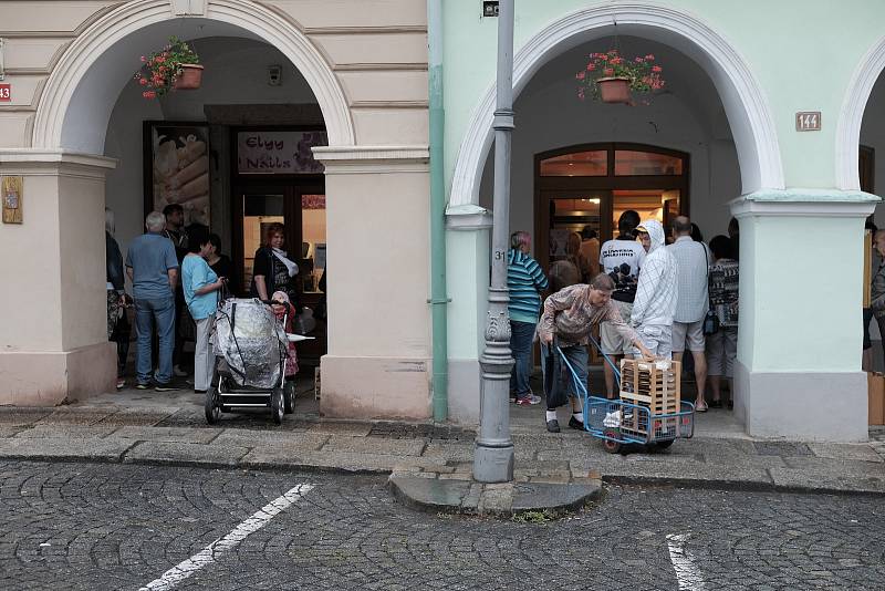 Fronta před staňkovskou pekárnou v Domažlicích.