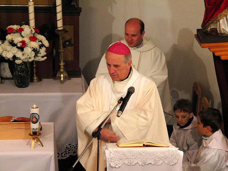 BISKUP VYSVĚTIL KAPLI SV. VÁCLAVA. Mons. František Radkovský vpředu, vza ním správce mrákovské farnosti P. Przemyslaw Ciupak.