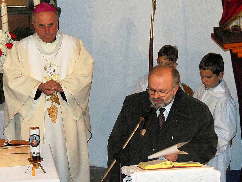 OTCE BISKUPA POZDRAVIL STAROSTA JOSEF JANEČEK. Po svém proslovu, kdy uvedl historická data týkající se církevní stavby, předal biskupovi drobné pozornosti.