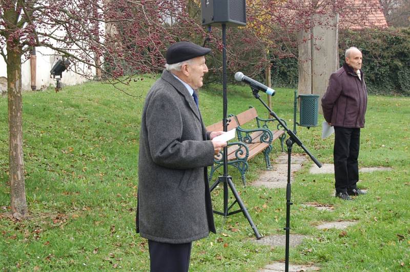 Ze setkání ke Dni boje za svobodu a demokraci u pamětní desky třetímu odboji v zahradě Chodského hradu.