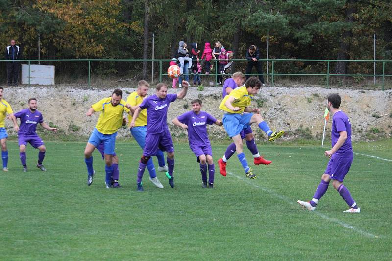 Sokol Poděvousy (ve žlutém) - Loko Hostouň (ve fialovém) 6:2 (2:2).