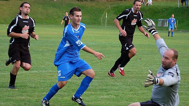 Meclovský Jiří Beran trestá chybu tlumačovské obrany a překonává brankáře Startu Josefa Matějovice.